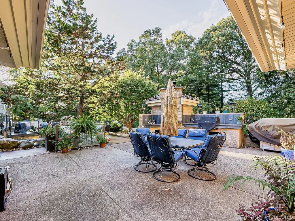 17477 Iris Circle Clinton Charter Township MI 48036