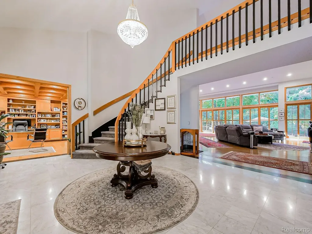 17477 Iris Circle Clinton Charter Township MI 48036
