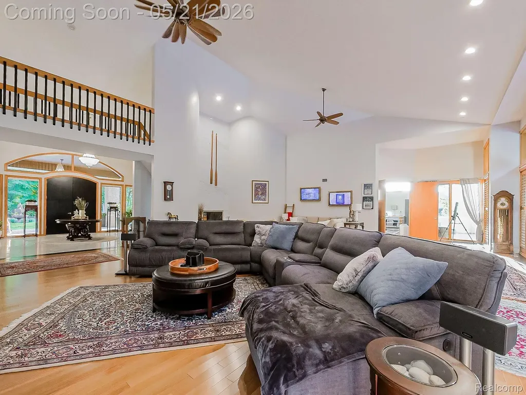 17477 Iris Circle Clinton Charter Township MI 48036