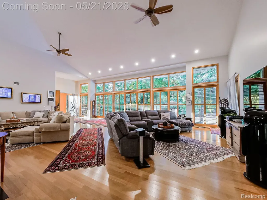 17477 Iris Circle Clinton Charter Township MI 48036