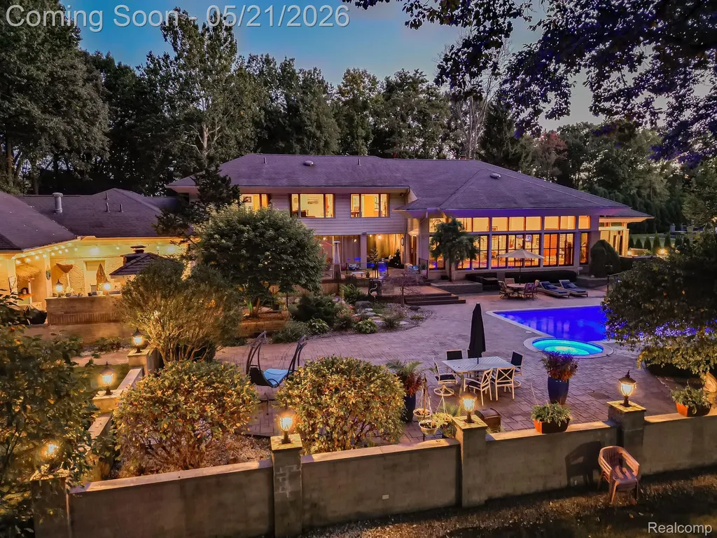 17477 Iris Circle Clinton Charter Township MI 48036