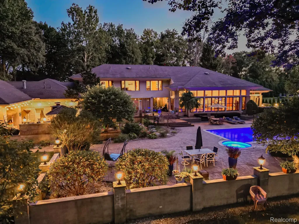 17477 Iris Circle Clinton Charter Township MI 48036