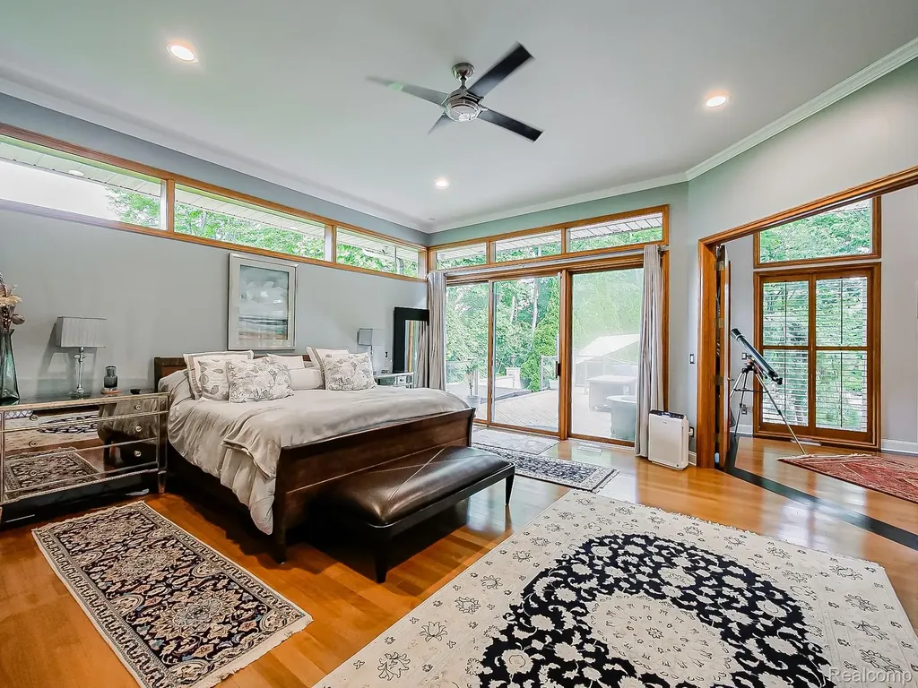 17477 Iris Circle Clinton Charter Township MI 48036