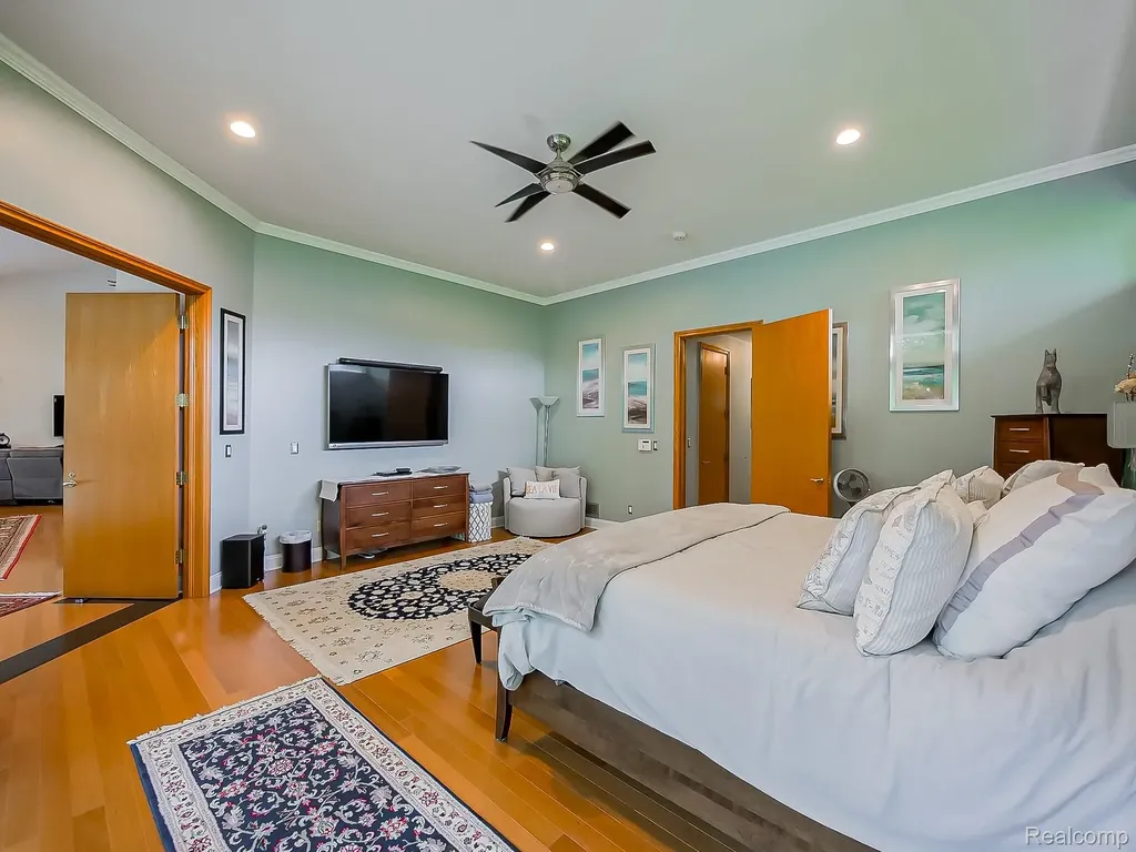 17477 Iris Circle Clinton Charter Township MI 48036