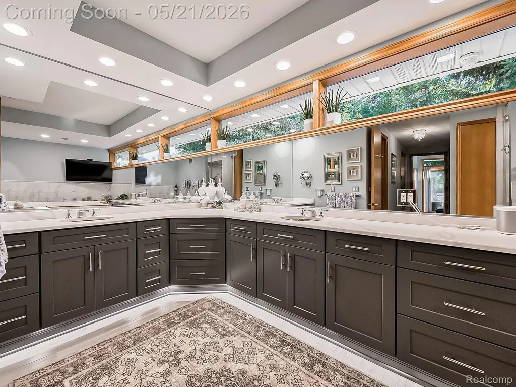 17477 Iris Circle Clinton Charter Township MI 48036