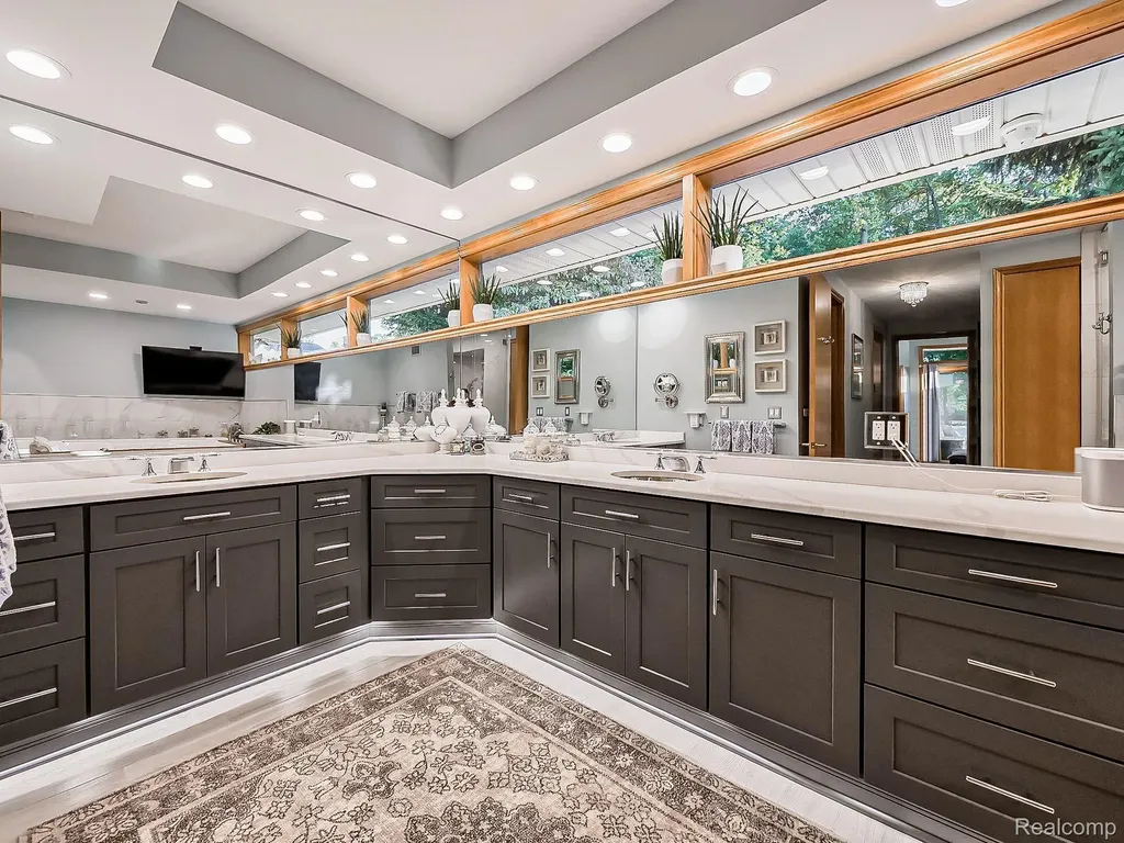17477 Iris Circle Clinton Charter Township MI 48036
