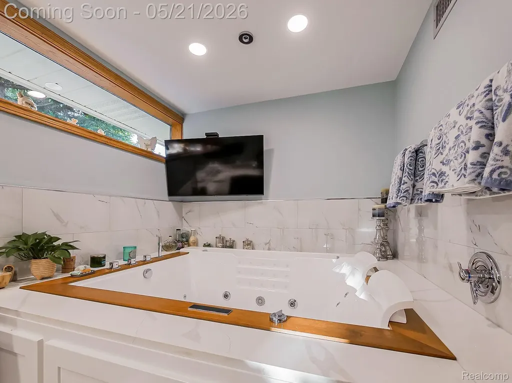 17477 Iris Circle Clinton Charter Township MI 48036