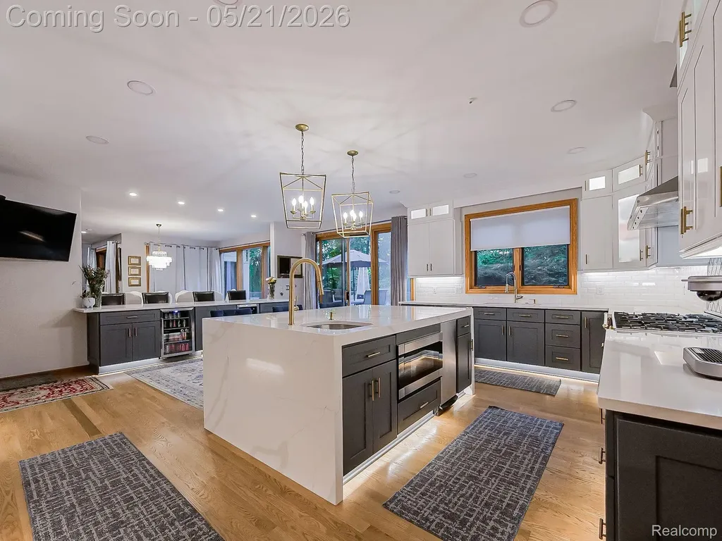 17477 Iris Circle Clinton Charter Township MI 48036
