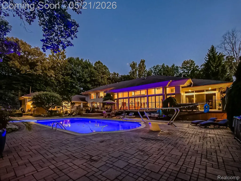 17477 Iris Circle Clinton Charter Township MI 48036