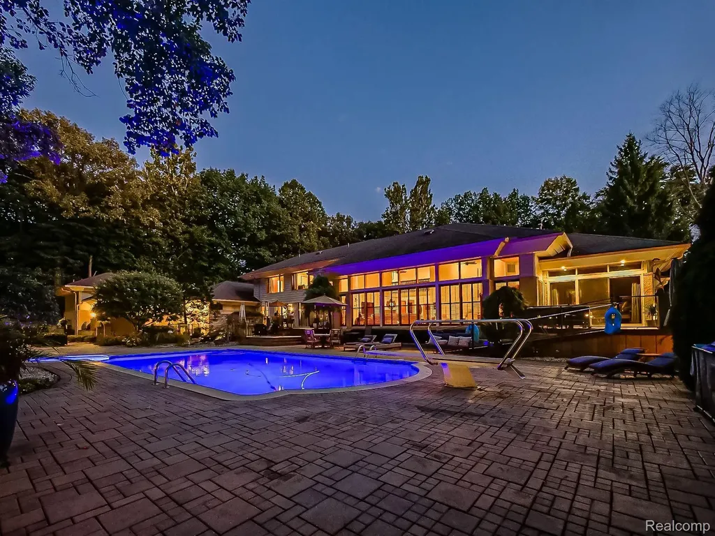 17477 Iris Circle Clinton Charter Township MI 48036