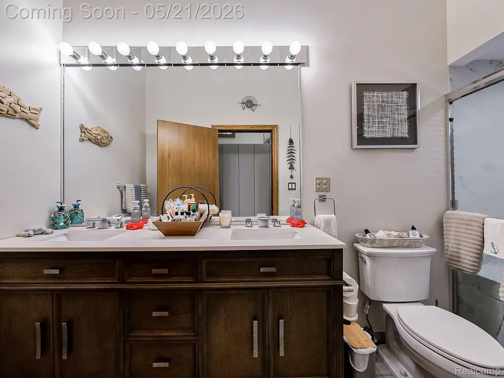 17477 Iris Circle Clinton Charter Township MI 48036
