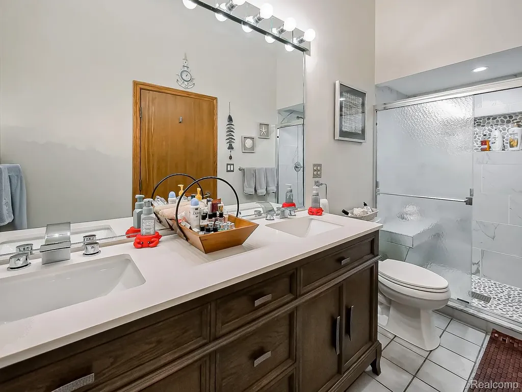 17477 Iris Circle Clinton Charter Township MI 48036