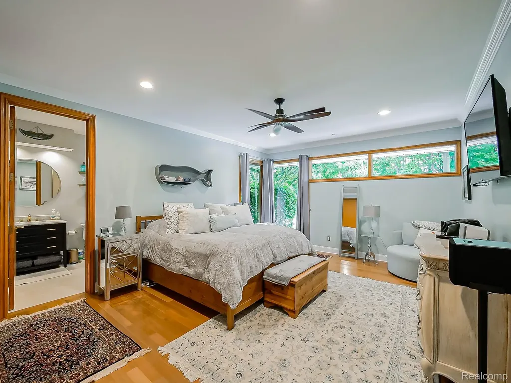 17477 Iris Circle Clinton Charter Township MI 48036