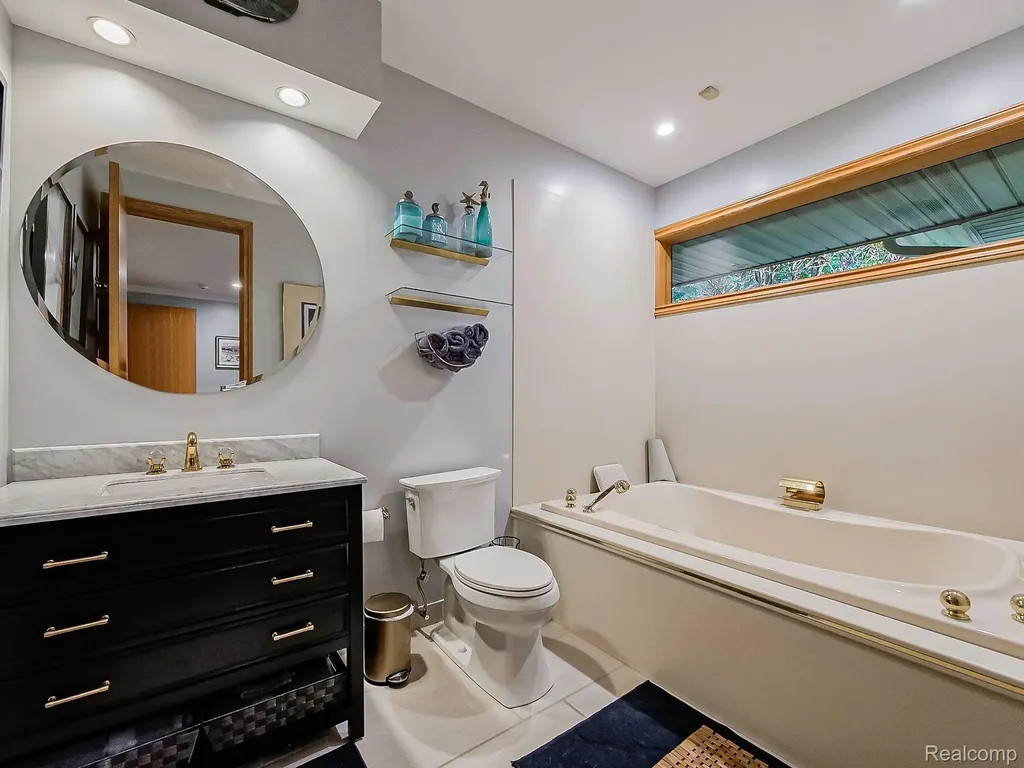 17477 Iris Circle Clinton Charter Township MI 48036