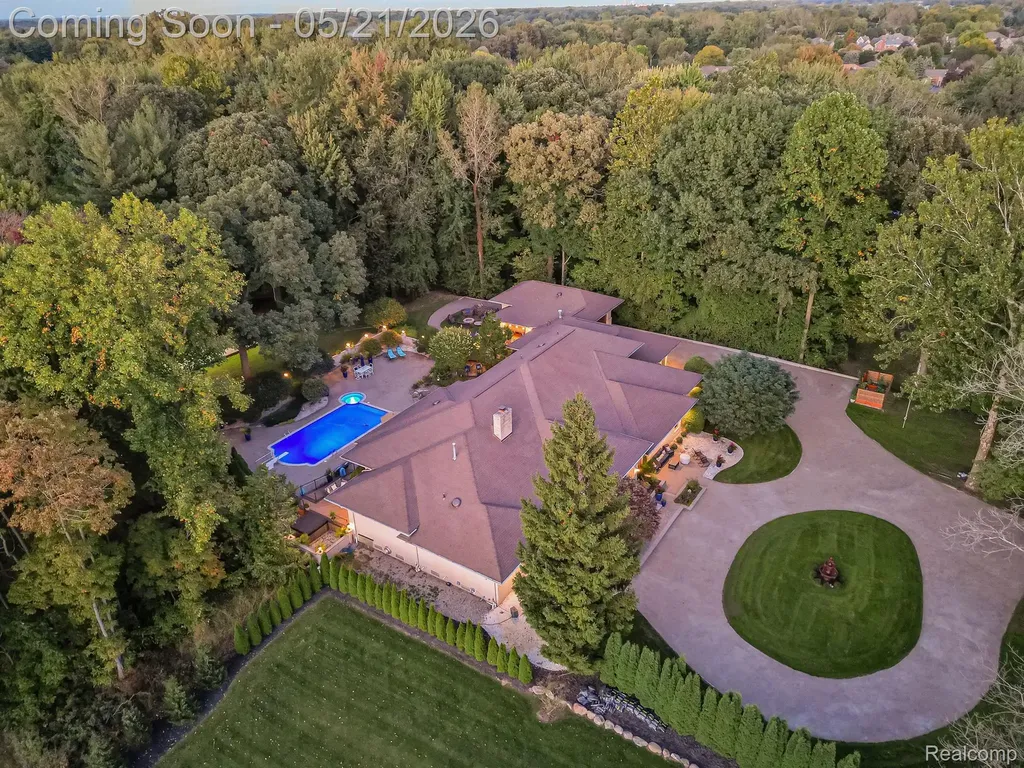 17477 Iris Circle Clinton Charter Township MI 48036