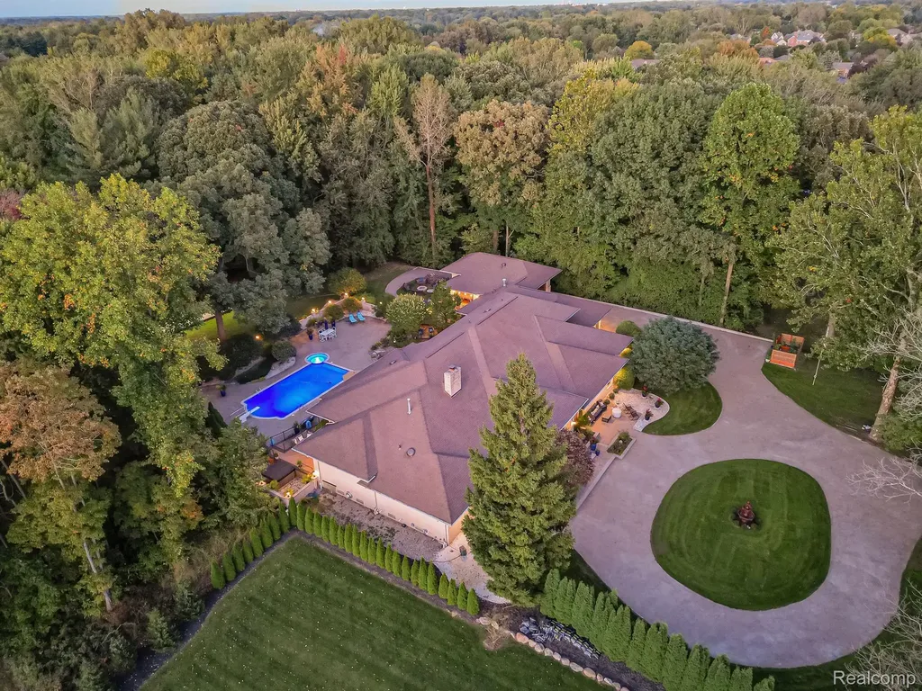 17477 Iris Circle Clinton Charter Township MI 48036