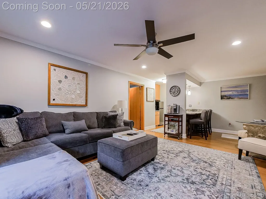 17477 Iris Circle Clinton Charter Township MI 48036