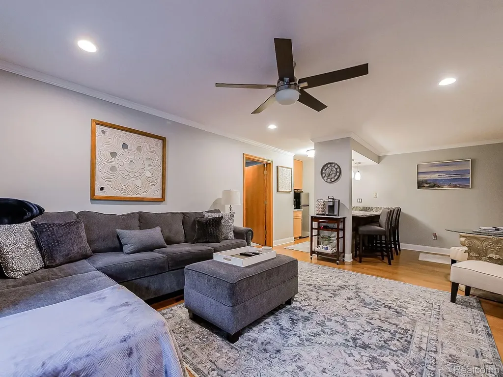 17477 Iris Circle Clinton Charter Township MI 48036