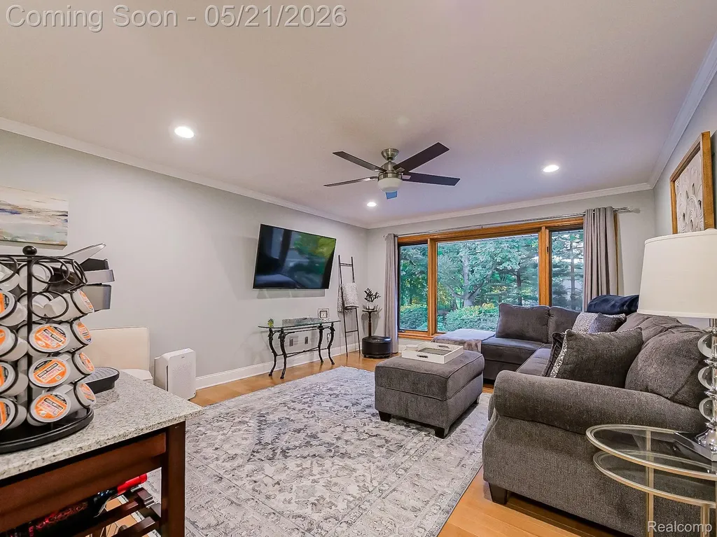 17477 Iris Circle Clinton Charter Township MI 48036