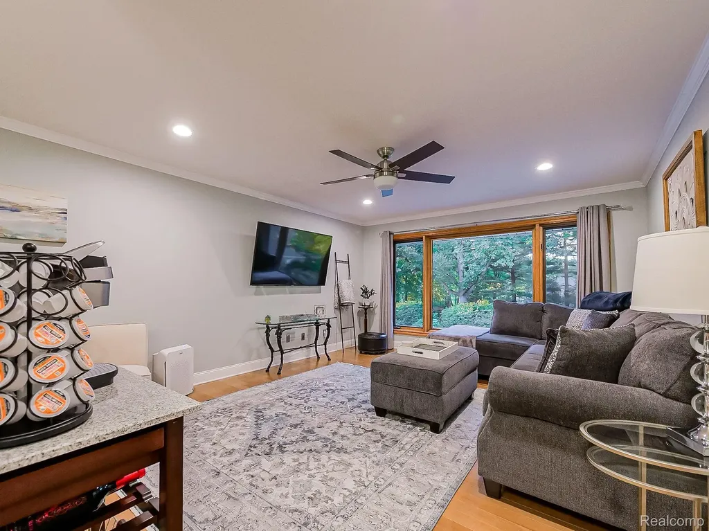 17477 Iris Circle Clinton Charter Township MI 48036