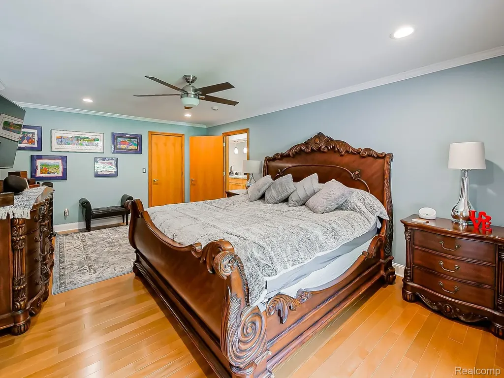 17477 Iris Circle Clinton Charter Township MI 48036