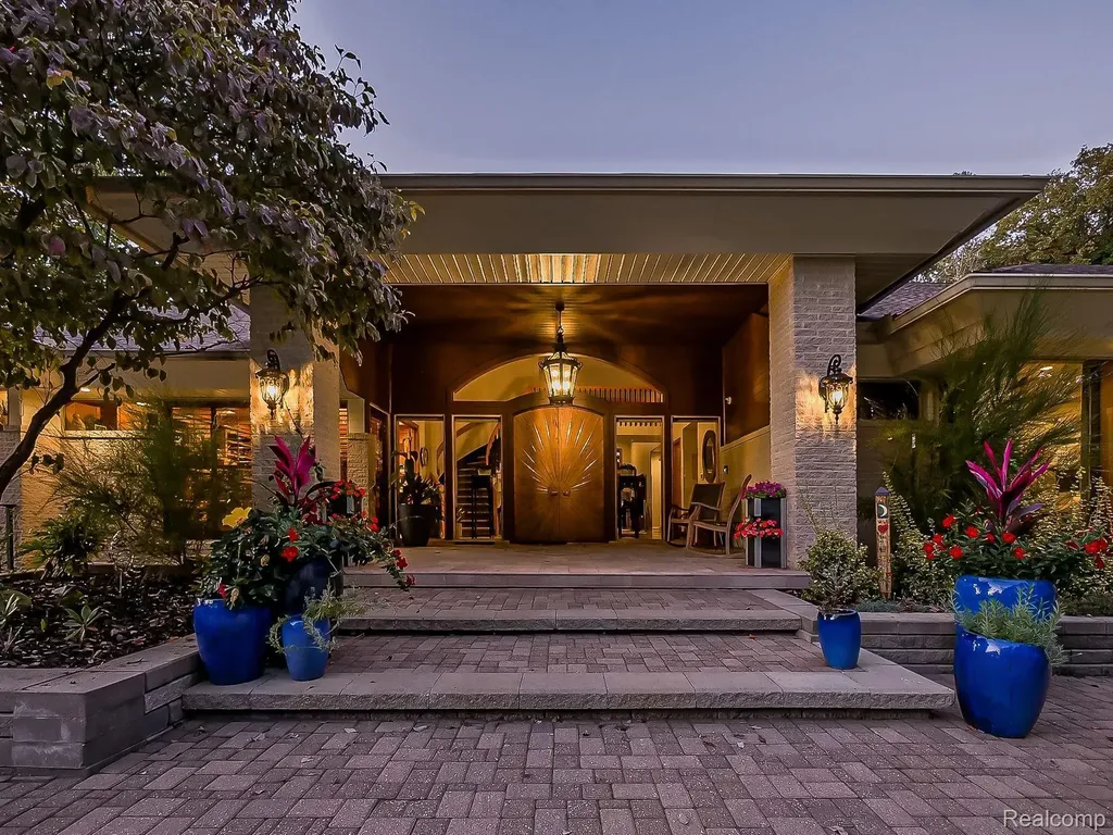 17477 Iris Circle Clinton Charter Township MI 48036