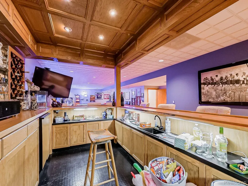 17477 Iris Circle Clinton Charter Township MI 48036
