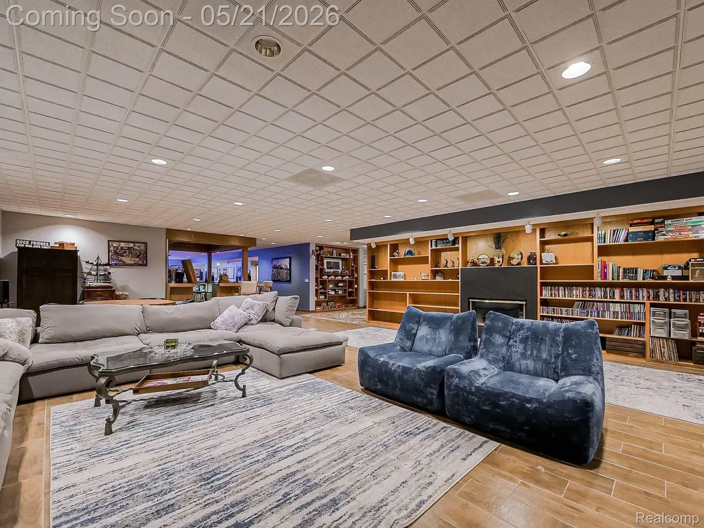 17477 Iris Circle Clinton Charter Township MI 48036
