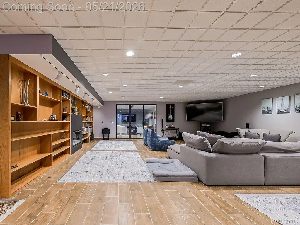 17477 Iris Circle Clinton Charter Township MI 48036