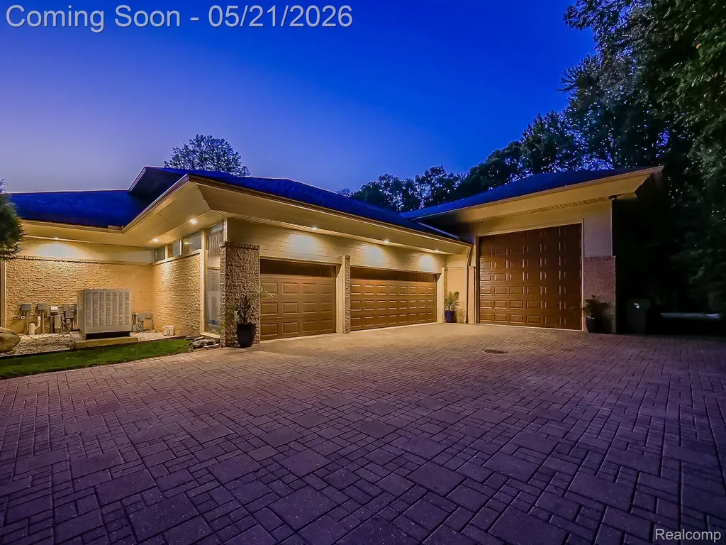 17477 Iris Circle Clinton Charter Township MI 48036