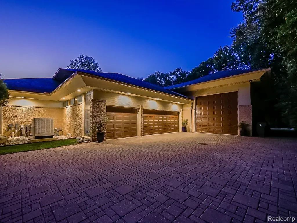 17477 Iris Circle Clinton Charter Township MI 48036