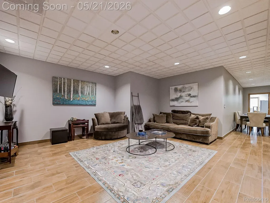 17477 Iris Circle Clinton Charter Township MI 48036