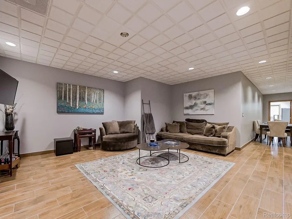 17477 Iris Circle Clinton Charter Township MI 48036
