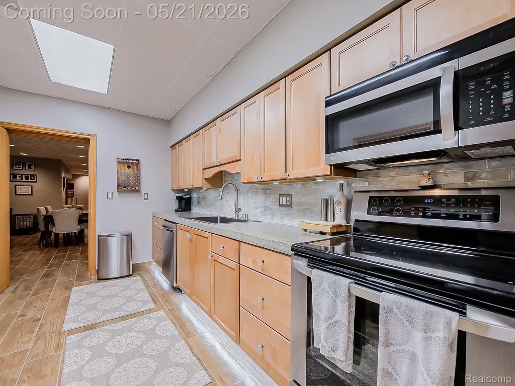 17477 Iris Circle Clinton Charter Township MI 48036