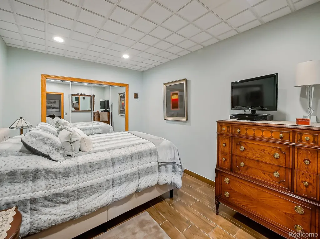 17477 Iris Circle Clinton Charter Township MI 48036