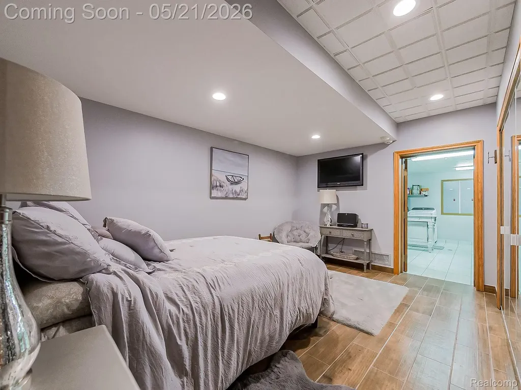 17477 Iris Circle Clinton Charter Township MI 48036