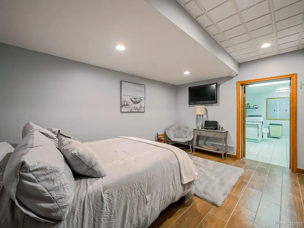 17477 Iris Circle Clinton Charter Township MI 48036