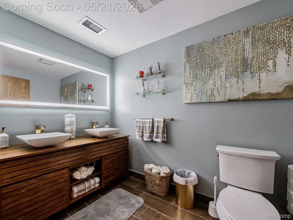 17477 Iris Circle Clinton Charter Township MI 48036