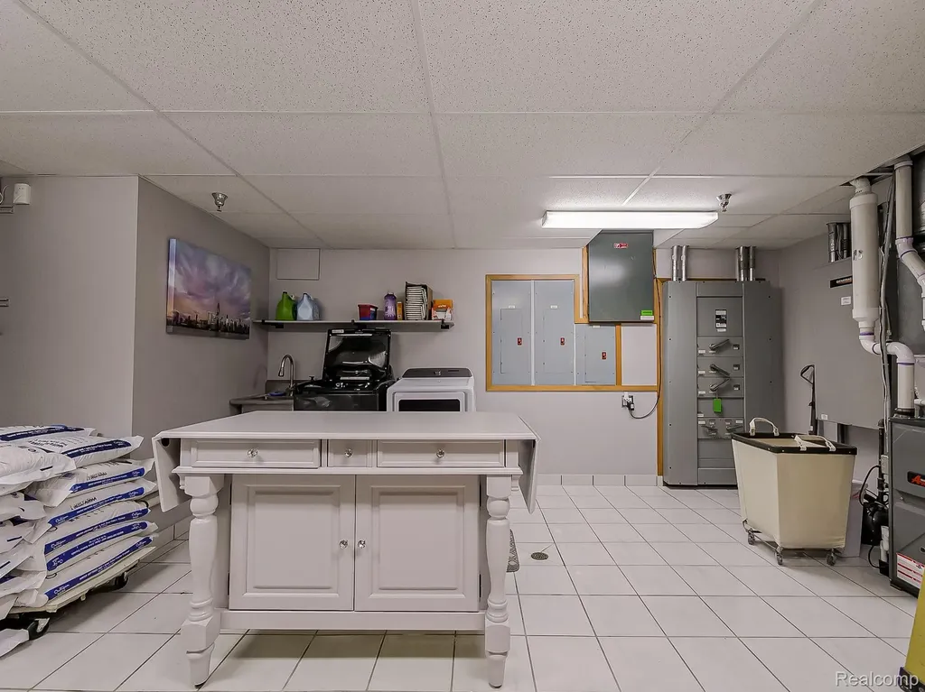 17477 Iris Circle Clinton Charter Township MI 48036