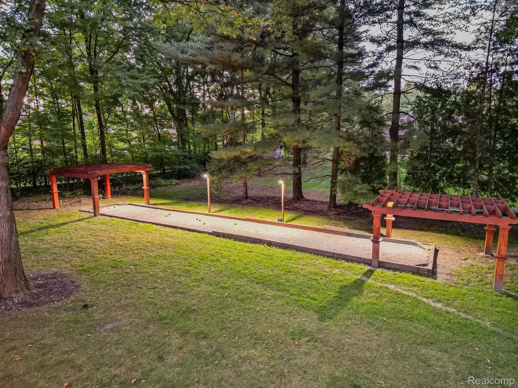 17477 Iris Circle Clinton Charter Township MI 48036