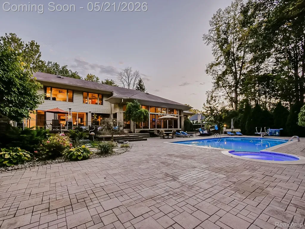 17477 Iris Circle Clinton Charter Township MI 48036
