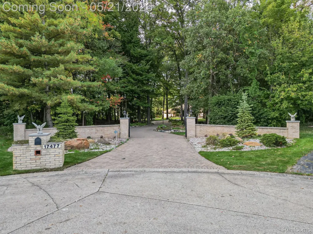 17477 Iris Circle Clinton Charter Township MI 48036