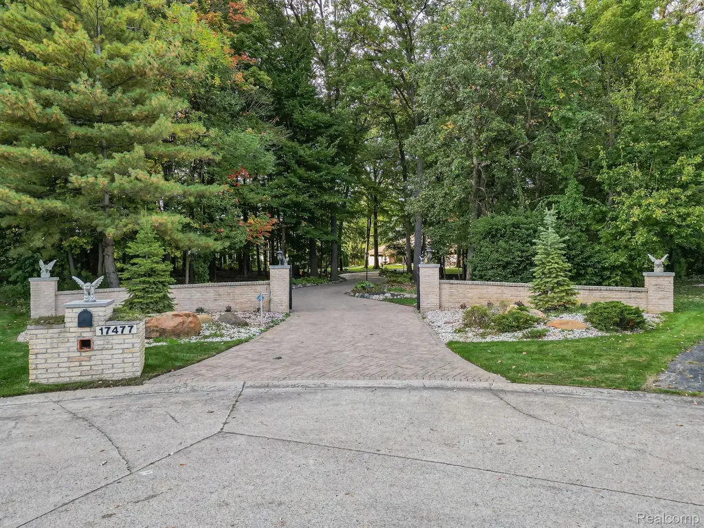 17477 Iris Circle Clinton Charter Township MI 48036