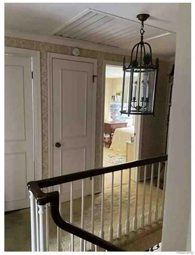 491 Colonial Road Grosse Pointe Woods City MI 48236