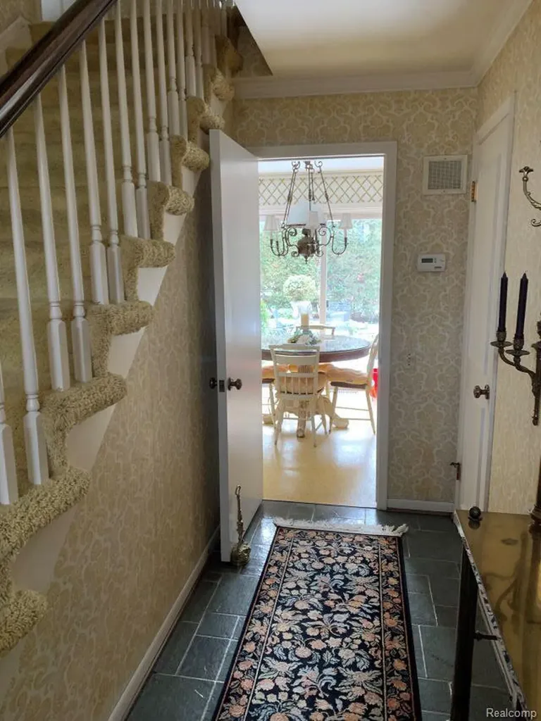 491 Colonial Road Grosse Pointe Woods City MI 48236