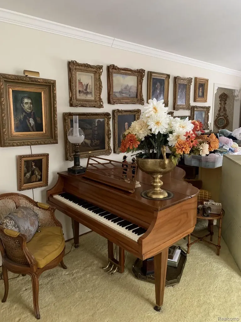 491 Colonial Road Grosse Pointe Woods City MI 48236