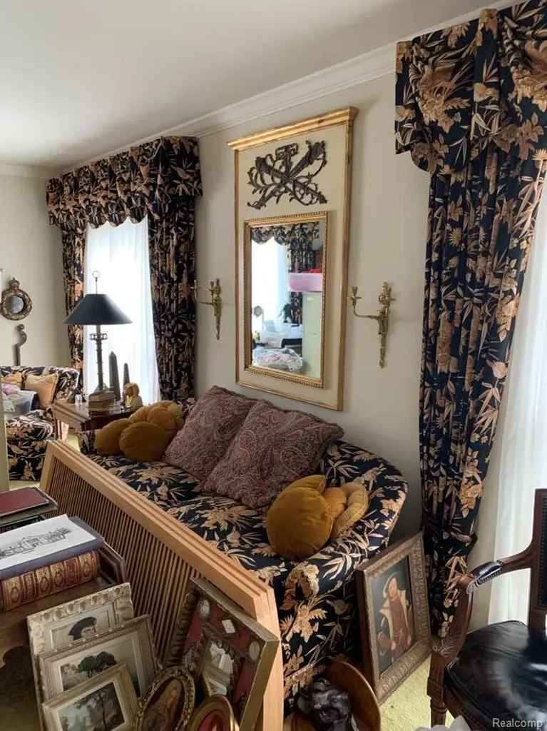 491 Colonial Road Grosse Pointe Woods City MI 48236