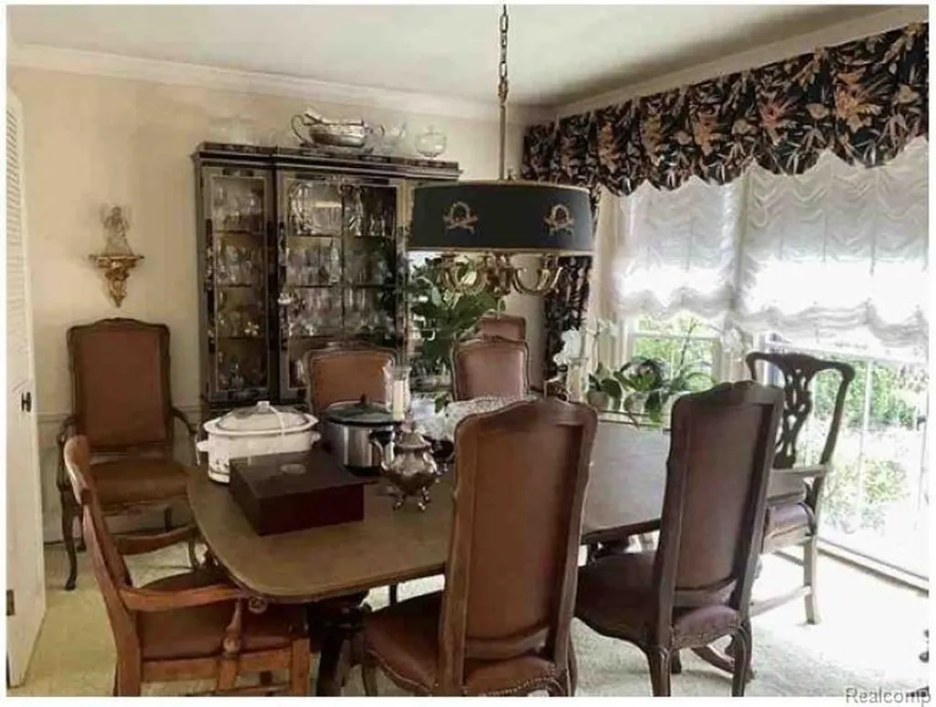 491 Colonial Road Grosse Pointe Woods City MI 48236