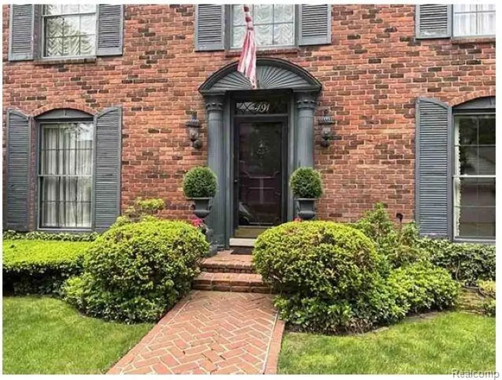 491 Colonial Road Grosse Pointe Woods City MI 48236