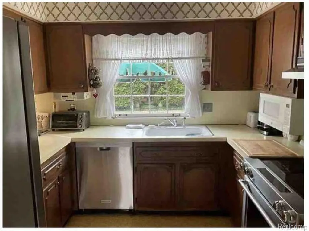 491 Colonial Road Grosse Pointe Woods City MI 48236